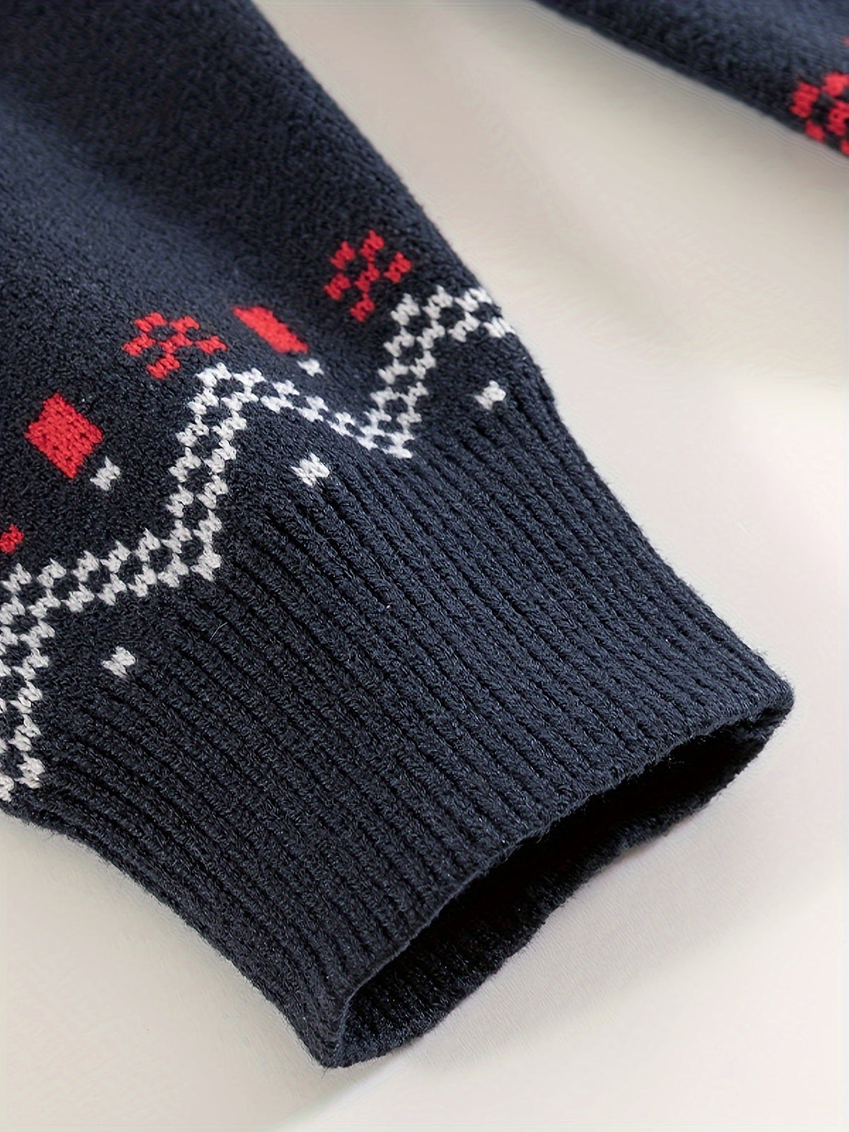 Nordic Snowflake Knit Sweater with Round Neck and Ribbed Cuffs for Autumn and Winter