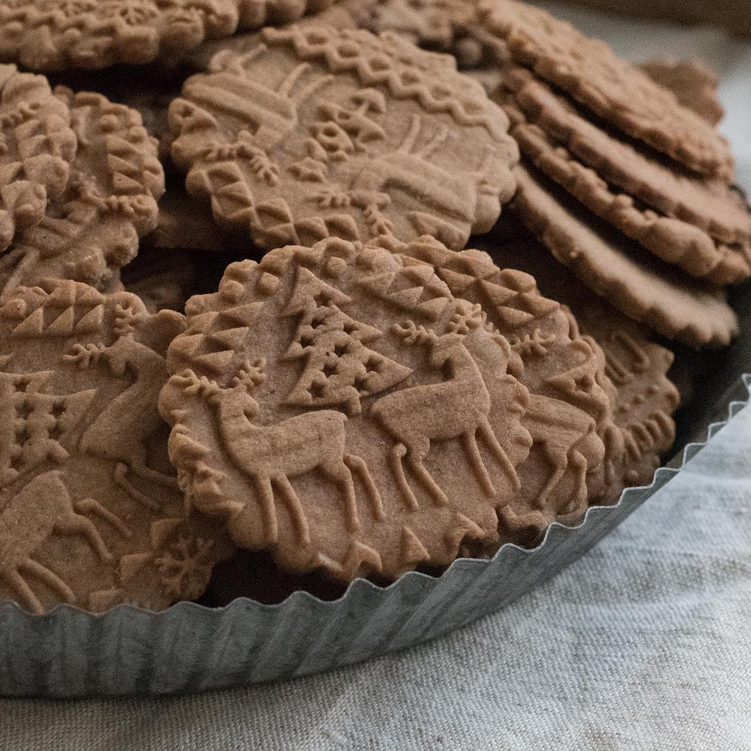 Embossed Wooden Rolling Pin with Christmas Patterns for Cookies Pie Crust and Fondant