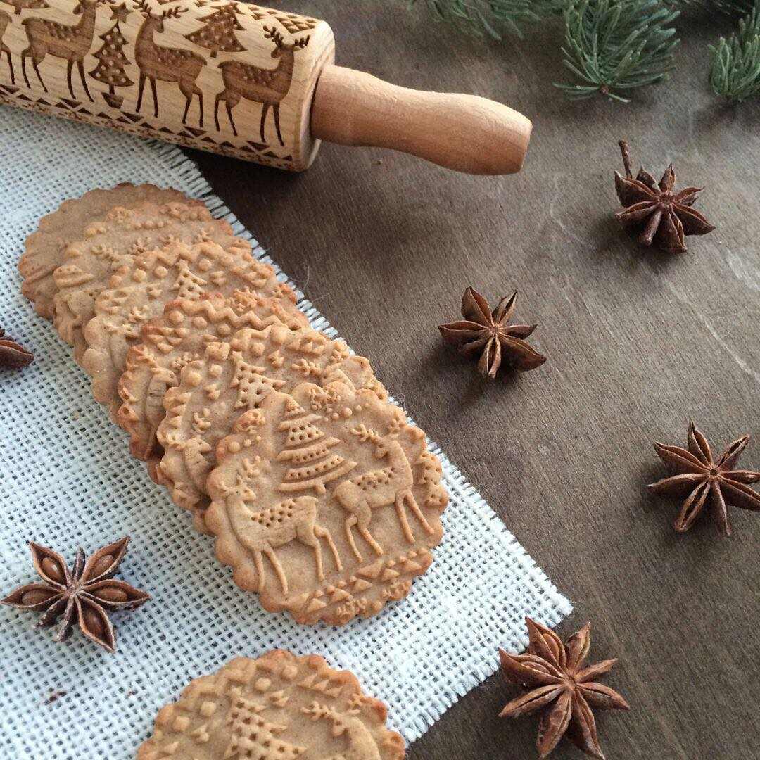 Embossed Wooden Rolling Pin with Christmas Patterns for Cookies Pie Crust and Fondant